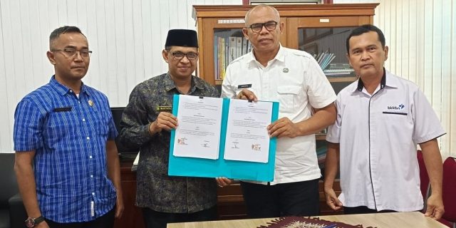 Kepala DPPKB Kota Solok bersama Kepala Kantor Kemenag Kota Solok Mustafa selepas menandatangani MoU, Rabu (24/01/24).